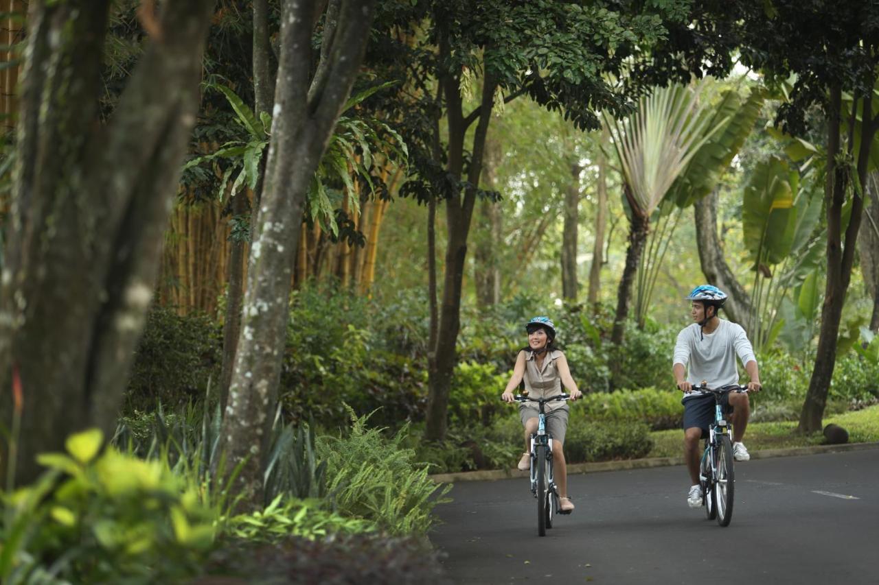 Hyatt Regency Yogyakarta Hotell Sleman  Exteriör bild Biking at the resort