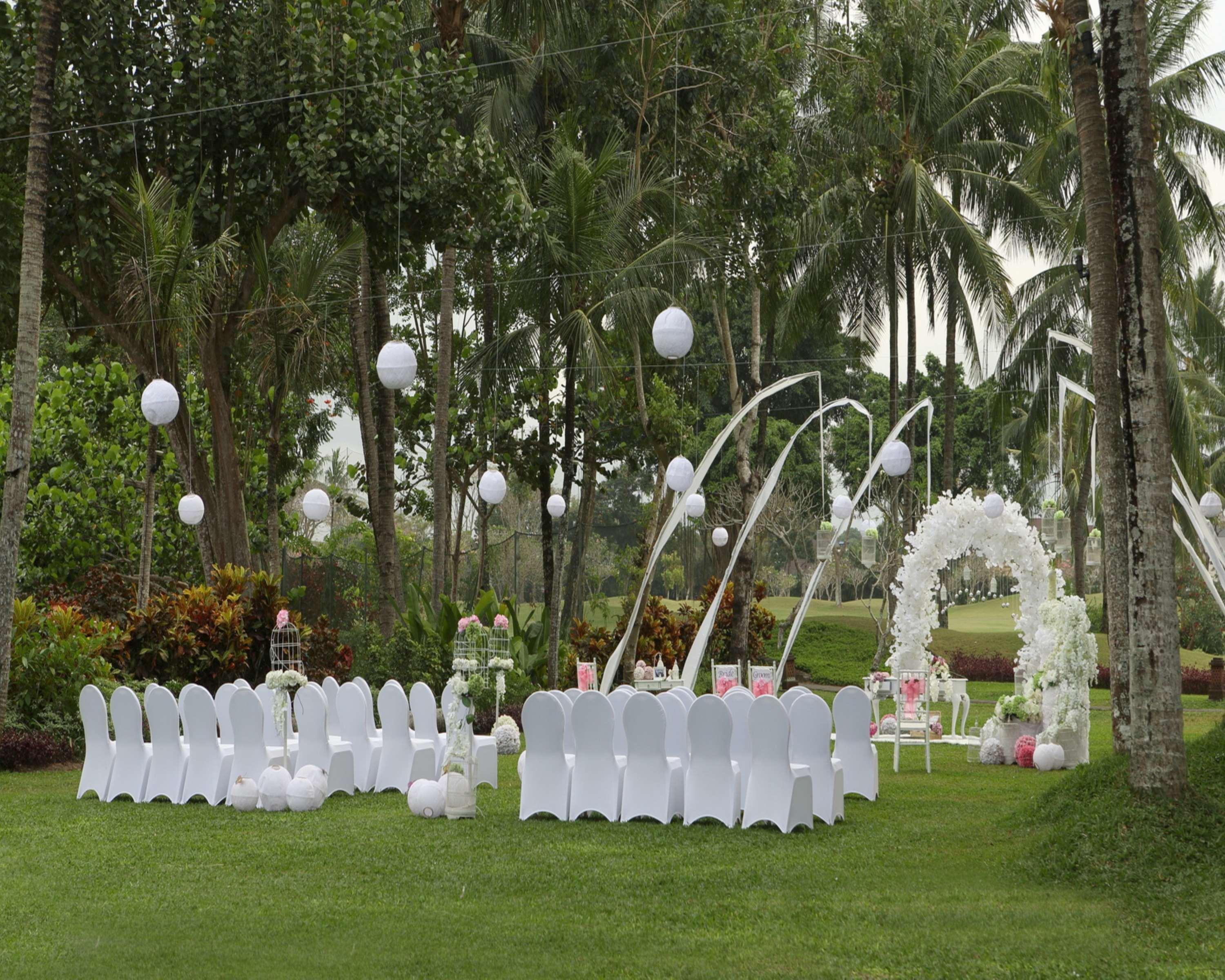 Hyatt Regency Yogyakarta Hotell Sleman  Exteriör bild The garden of the hotel