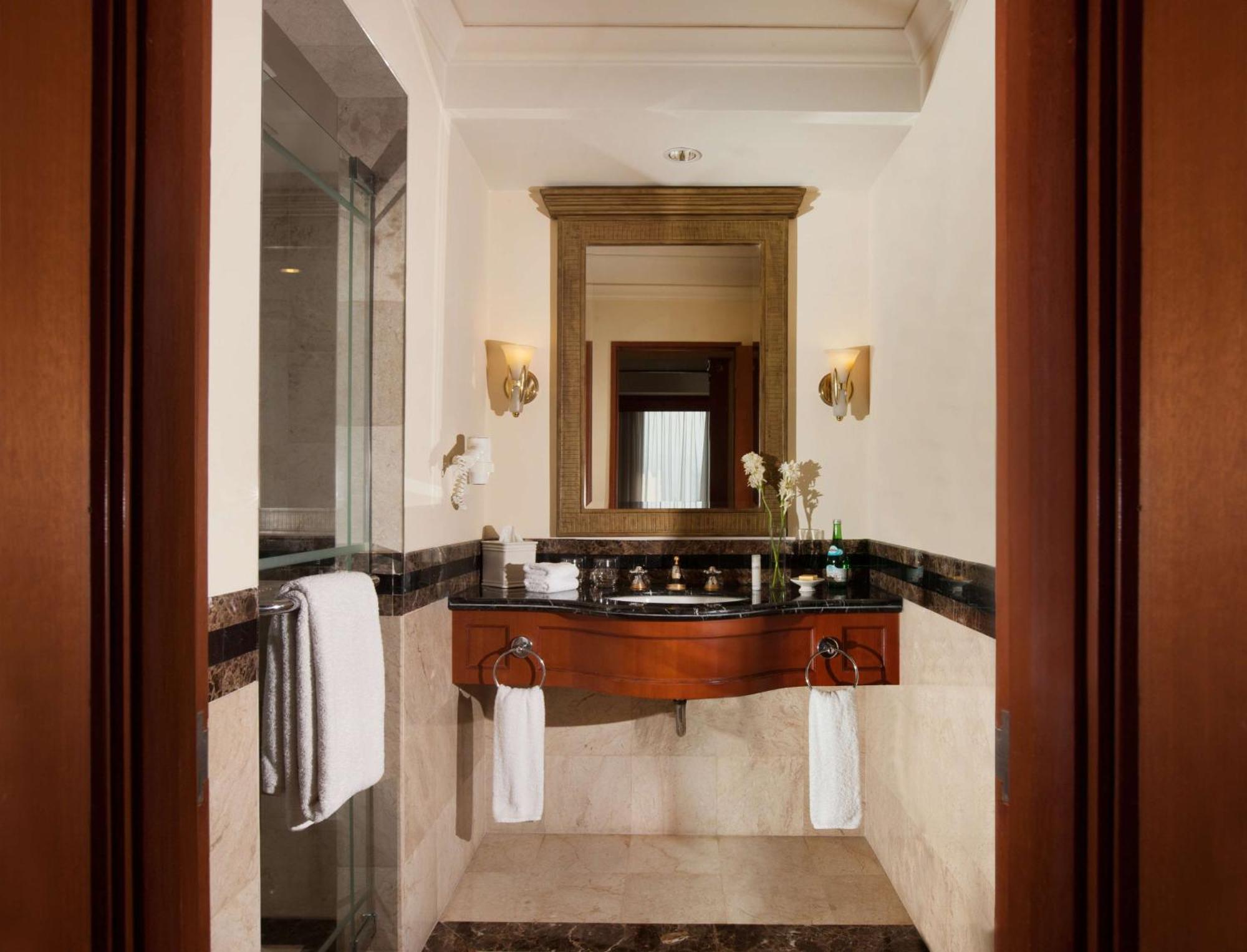 Hyatt Regency Yogyakarta Hotell Sleman  Exteriör bild Bathroom