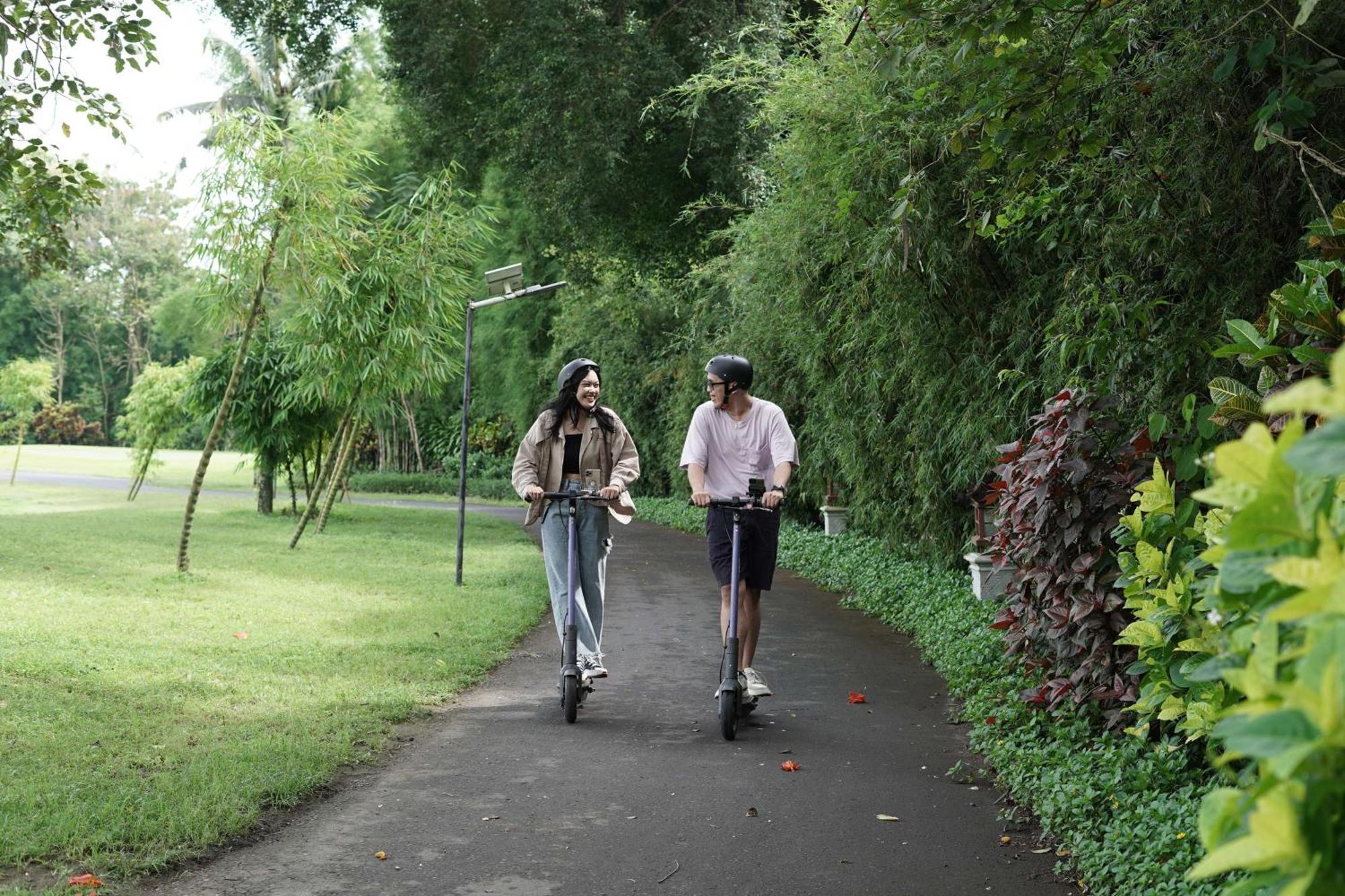 Hyatt Regency Yogyakarta Hotell Sleman  Exteriör bild Two people riding scooters in a park