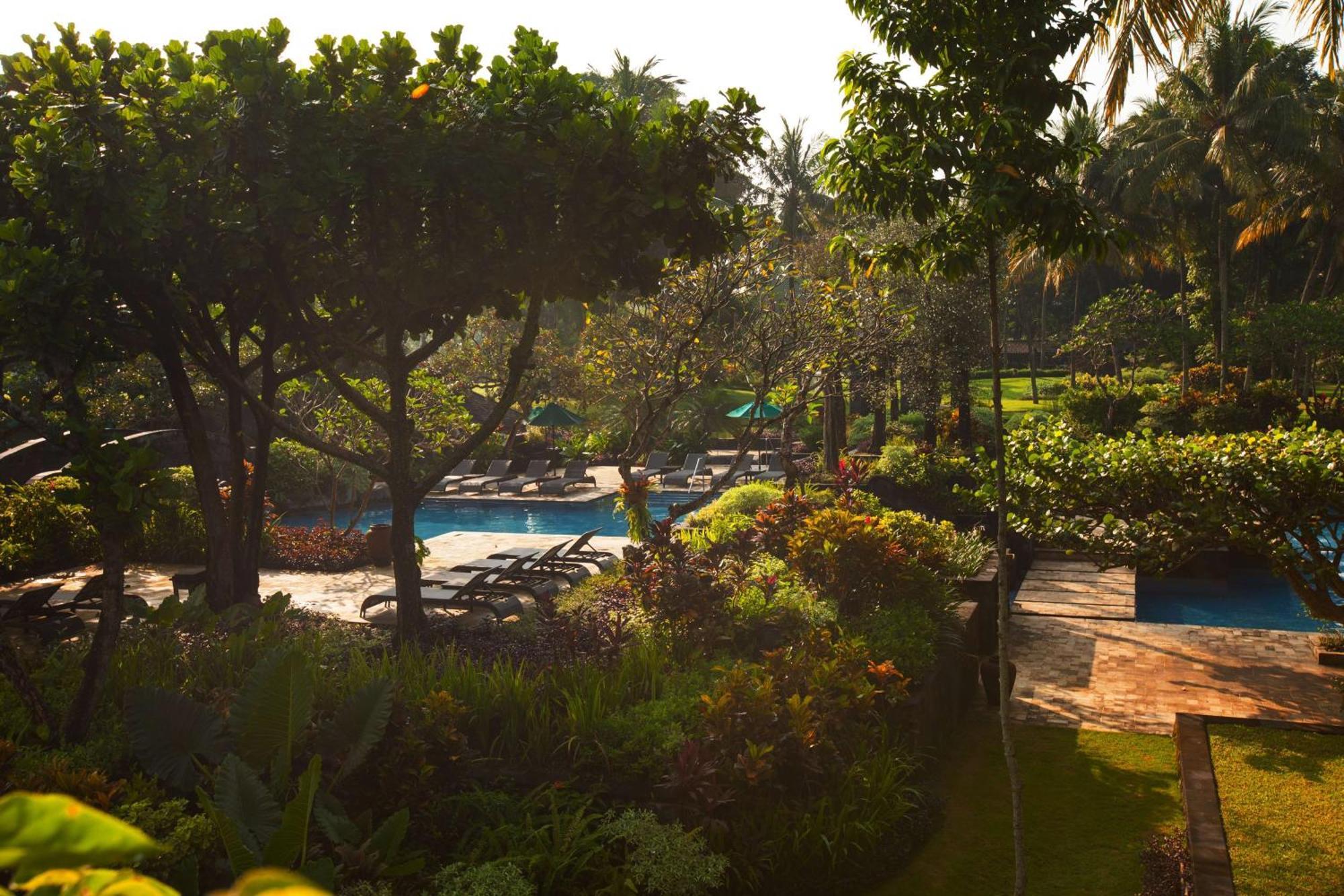 Hyatt Regency Yogyakarta Hotell Sleman  Exteriör bild The pool at the Taj Bengal
