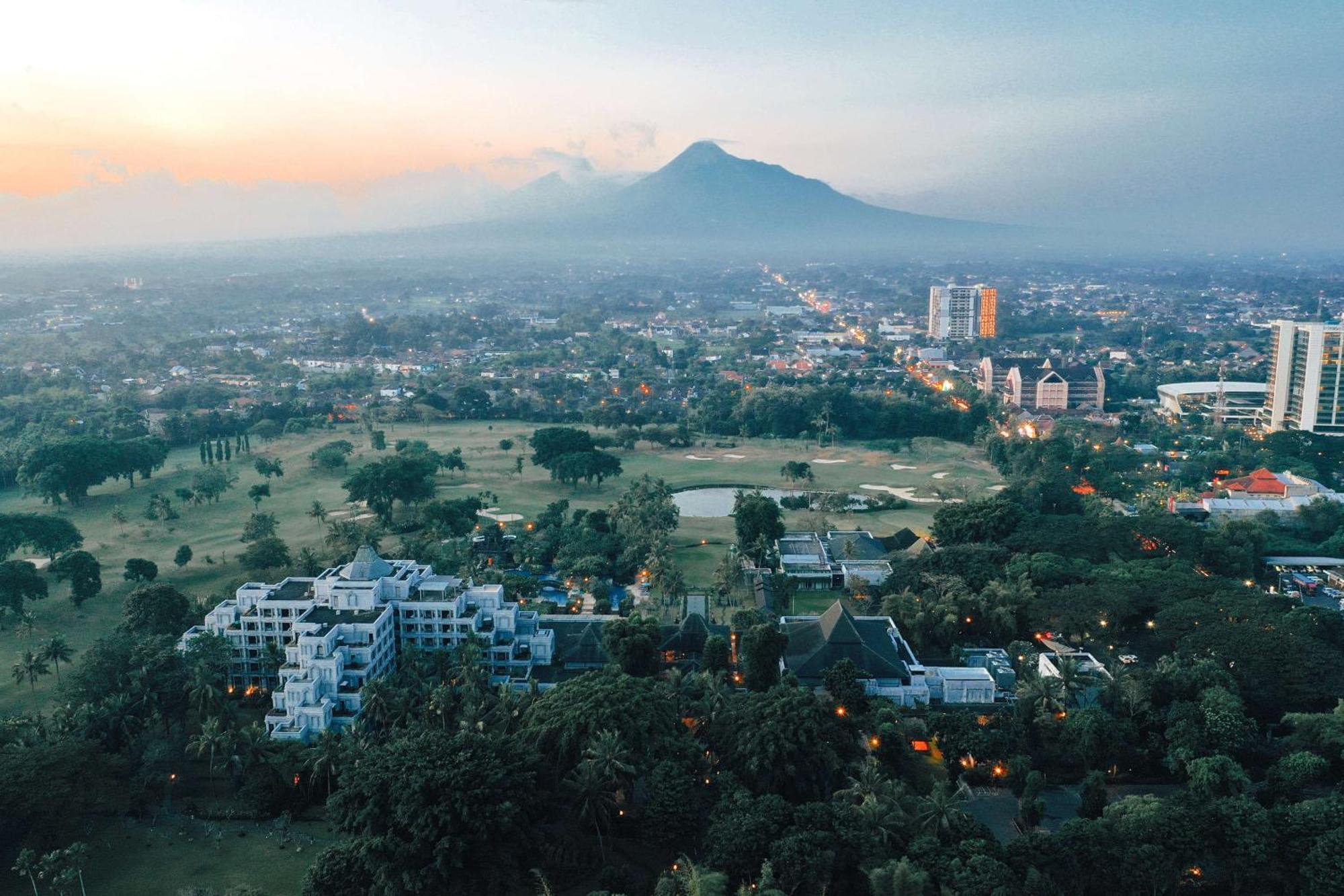 Hyatt Regency Yogyakarta Hotell Sleman  Exteriör bild View of the city of San José, with San Cristóbal volcano in the background.
