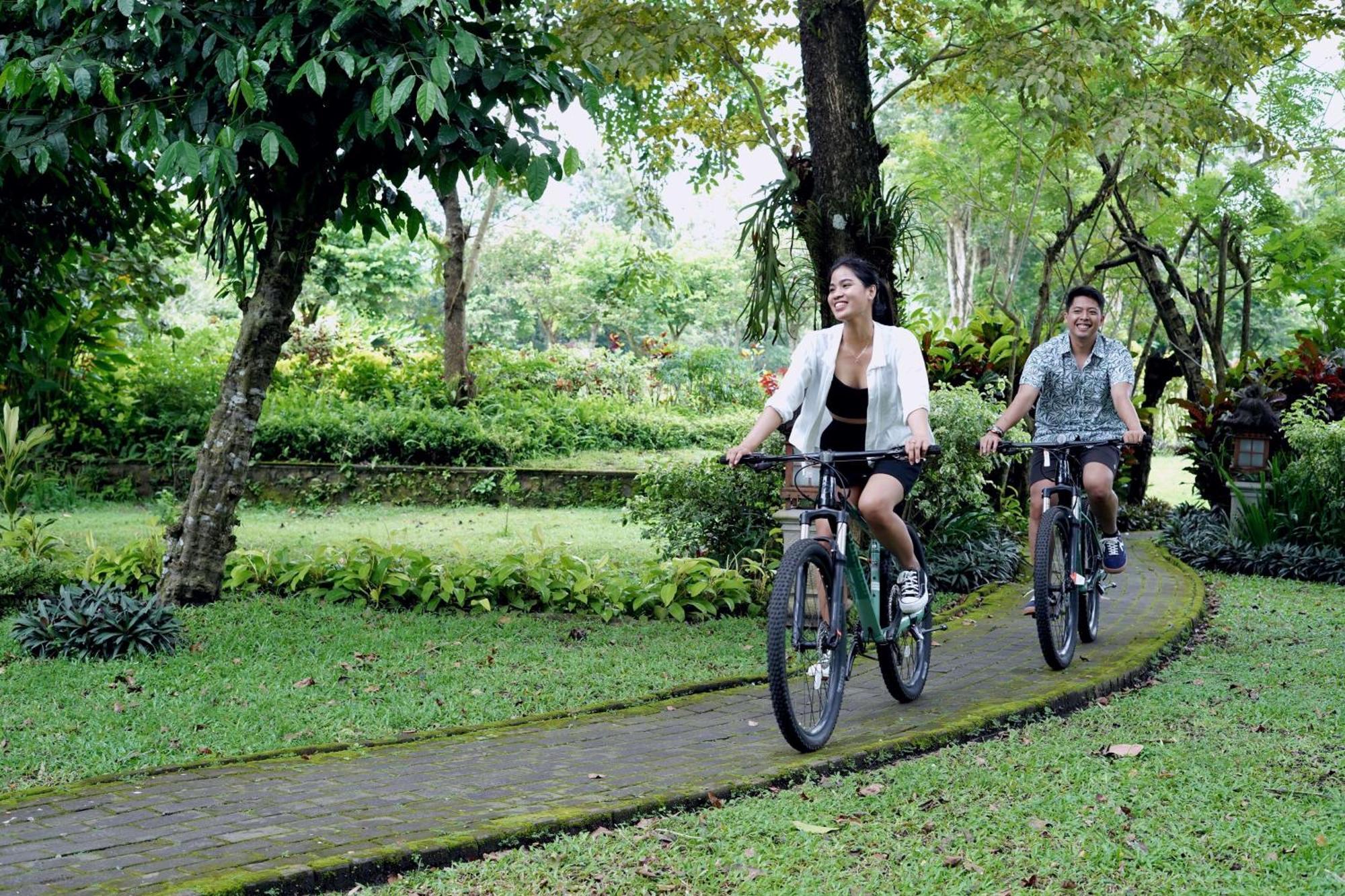 Hyatt Regency Yogyakarta Hotell Sleman  Exteriör bild Cycling at the park