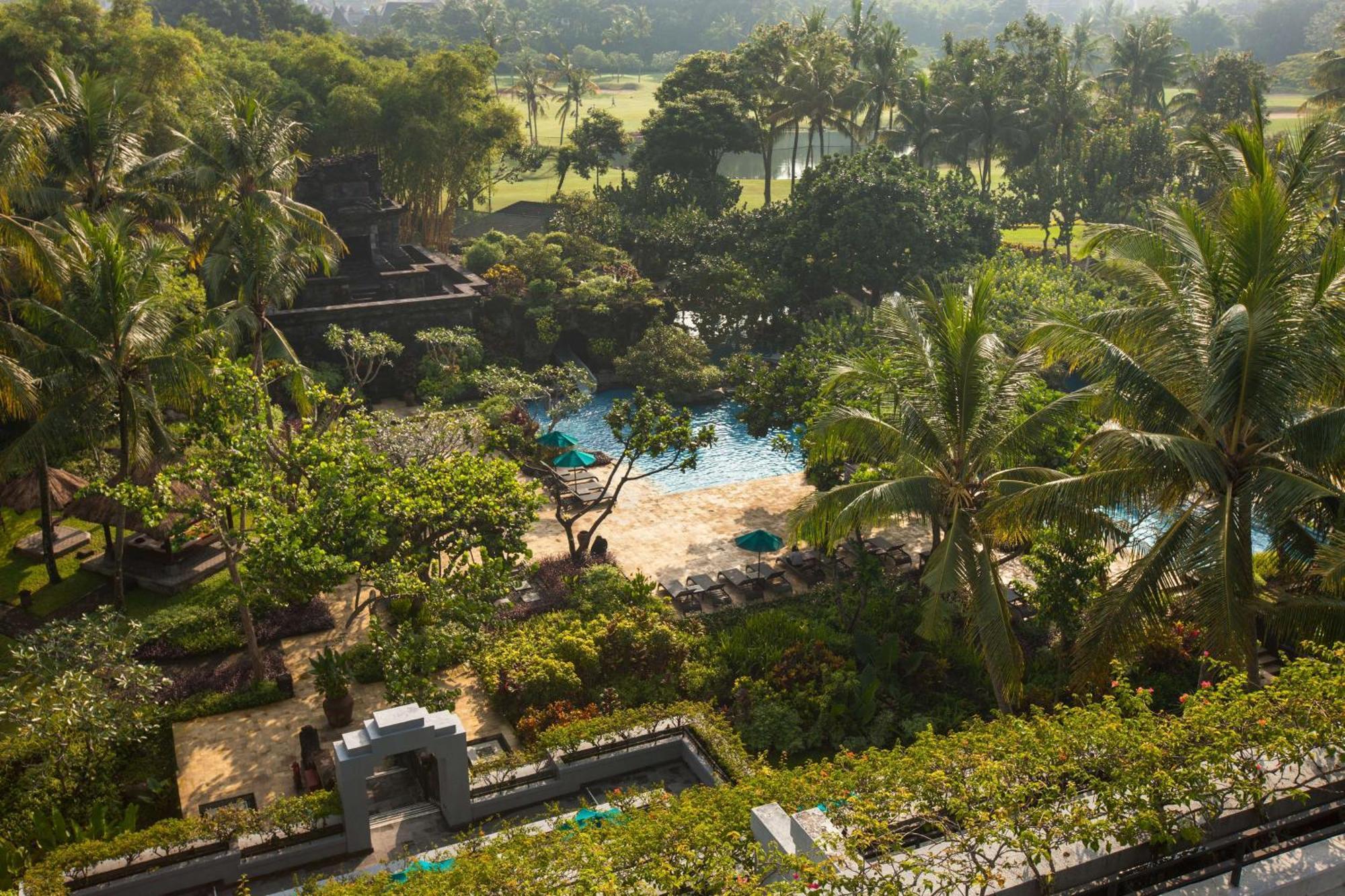 Hyatt Regency Yogyakarta Hotell Sleman  Exteriör bild The pool at the Four Seasons Hotel