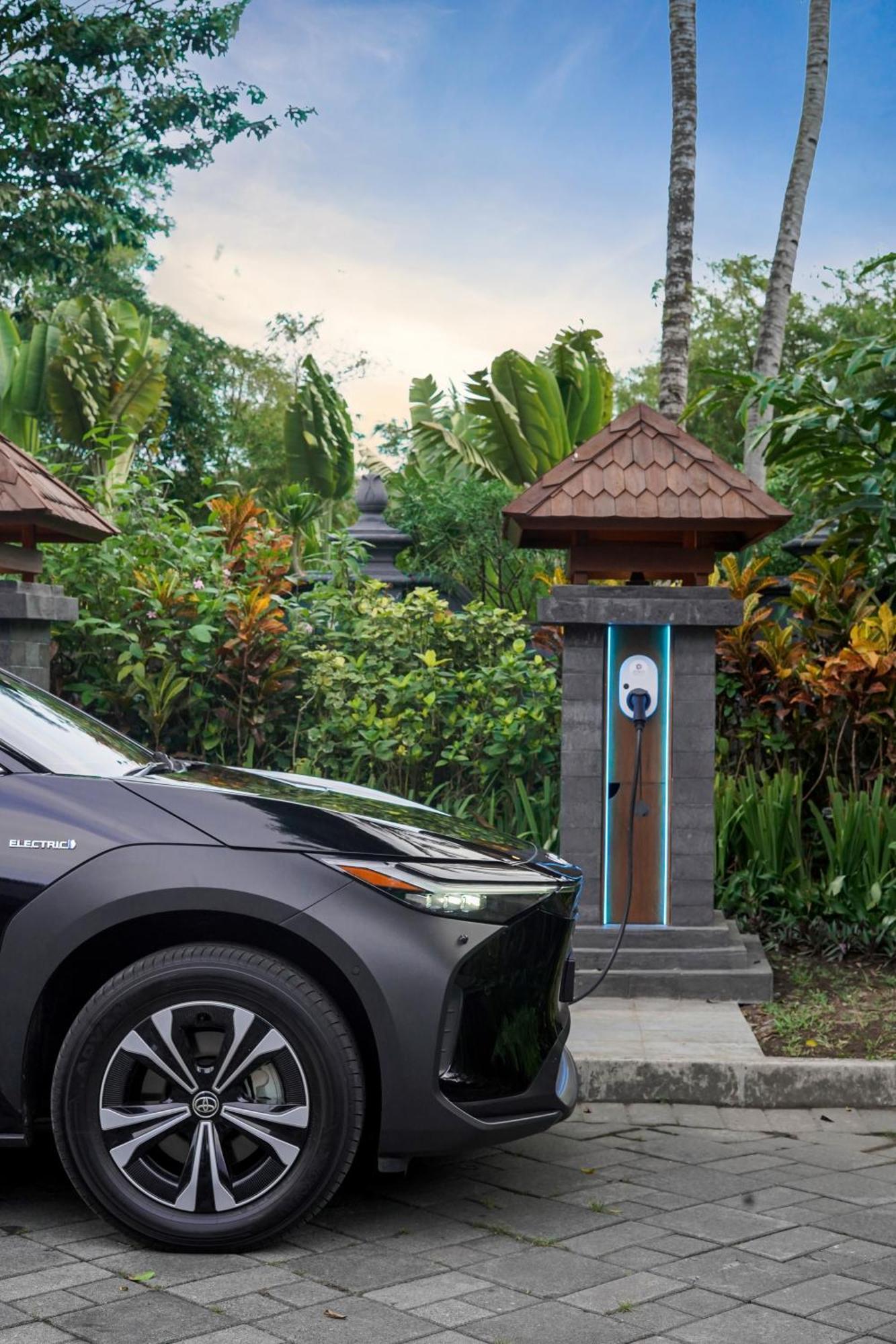 Hyatt Regency Yogyakarta Hotell Sleman  Exteriör bild Residential EV charging station