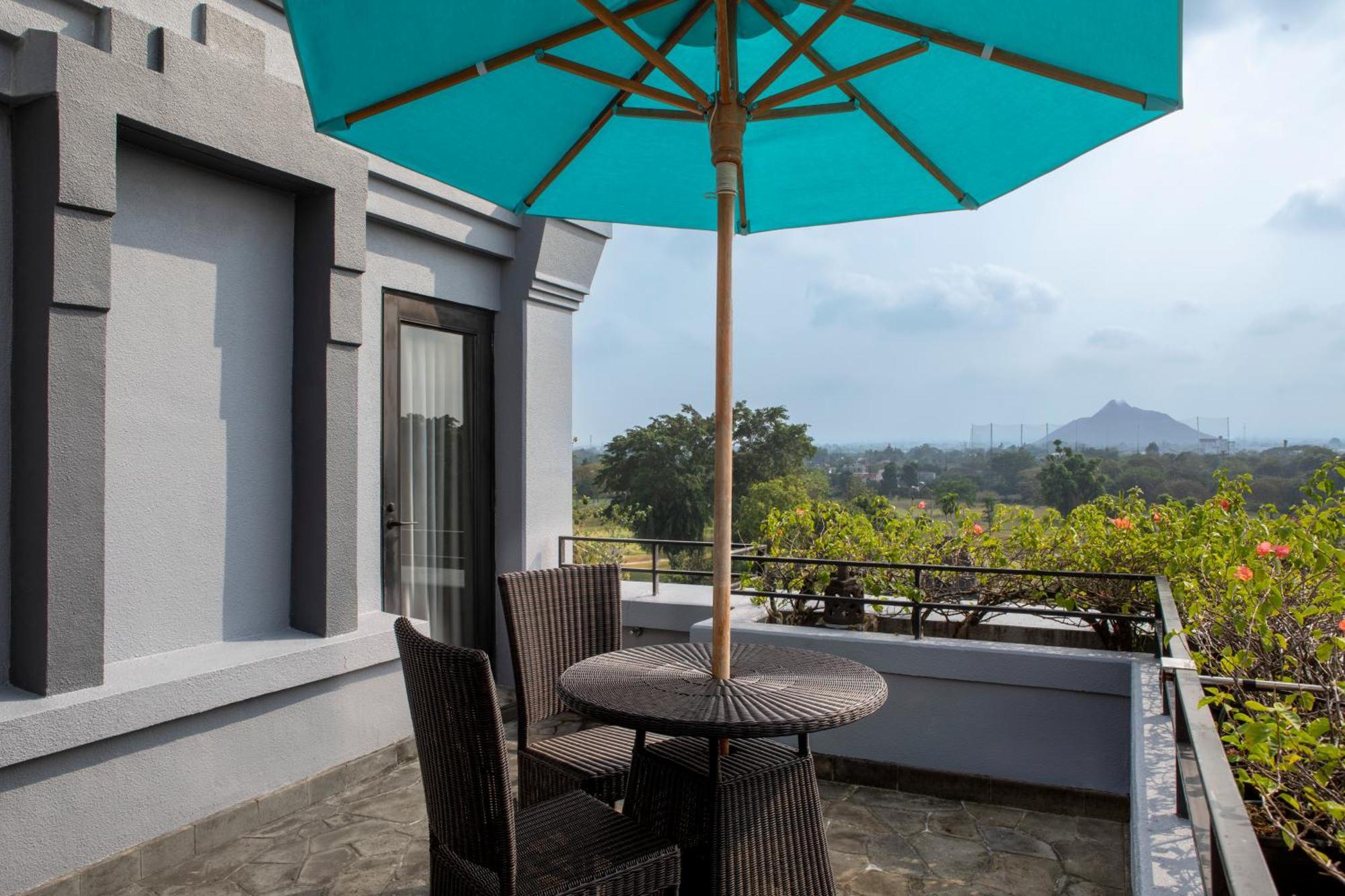 Hyatt Regency Yogyakarta Hotell Sleman  Exteriör bild A patio with a blue umbrella