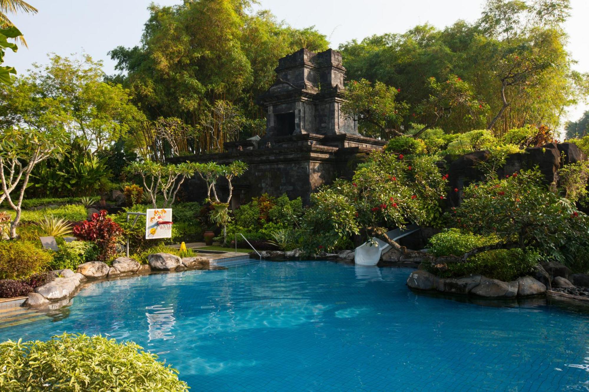 Hyatt Regency Yogyakarta Hotell Sleman  Exteriör bild The swimming pool at the resort