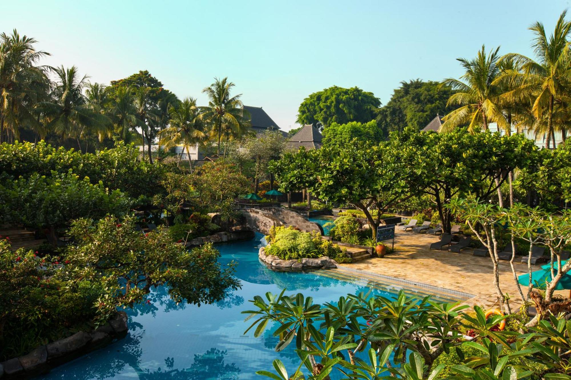 Hyatt Regency Yogyakarta Hotell Sleman  Exteriör bild The pool at the Royal Villa