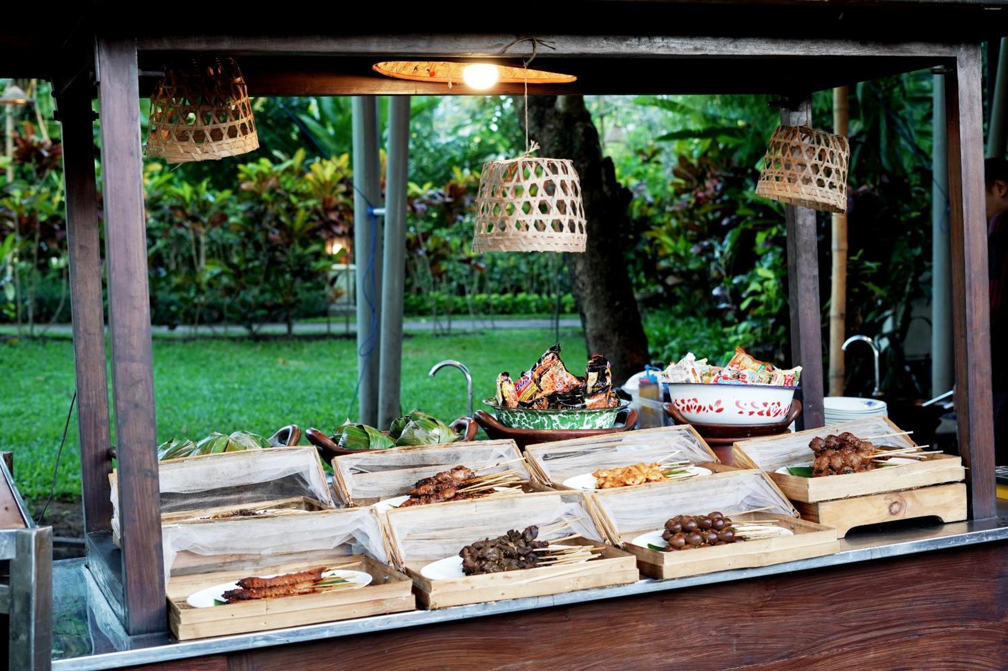 Hyatt Regency Yogyakarta Hotell Sleman  Exteriör bild A selection of dishes at a buffet