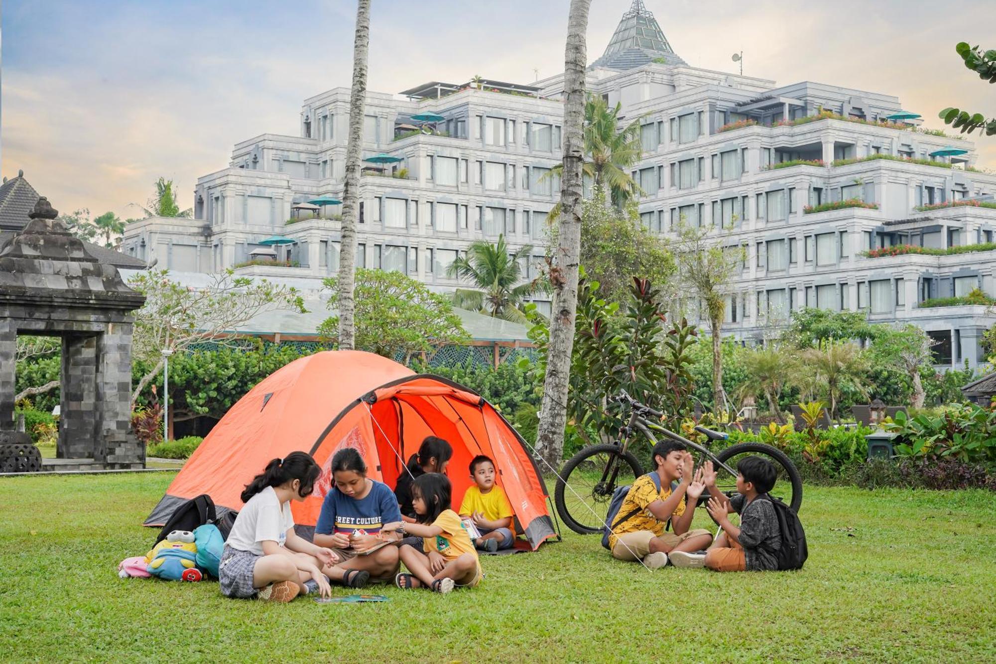 Hyatt Regency Yogyakarta Hotell Sleman  Exteriör bild Students camping at the university's campus in Bali