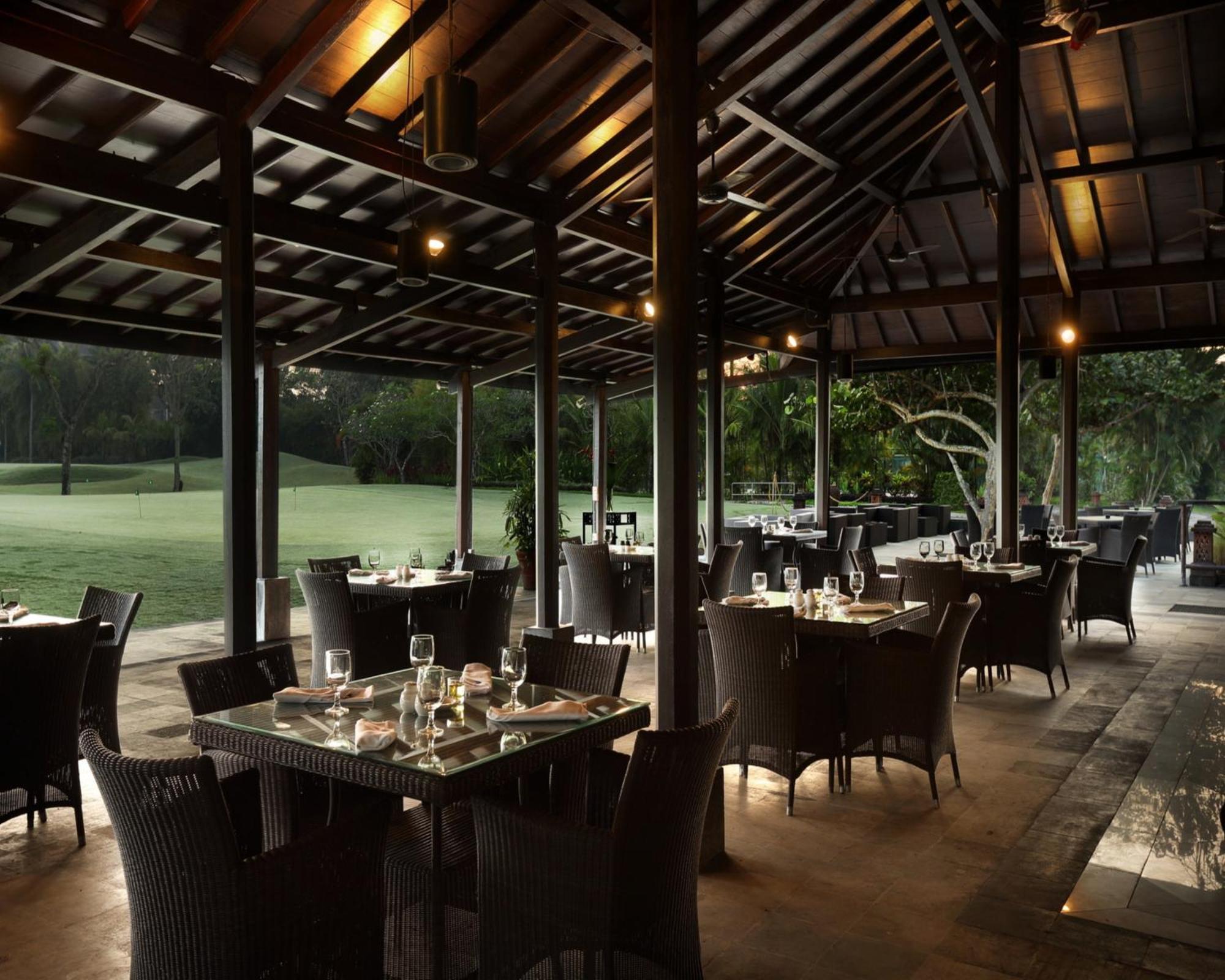 Hyatt Regency Yogyakarta Hotell Sleman  Exteriör bild The restaurant at the clubhouse