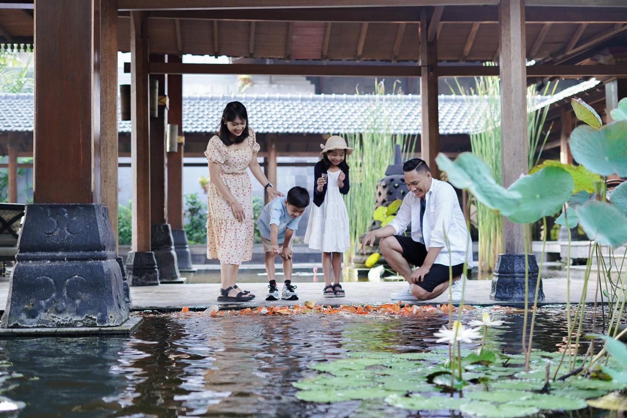Hyatt Regency Yogyakarta Hotell Sleman  Exteriör bild Family at the Lotus Pond
