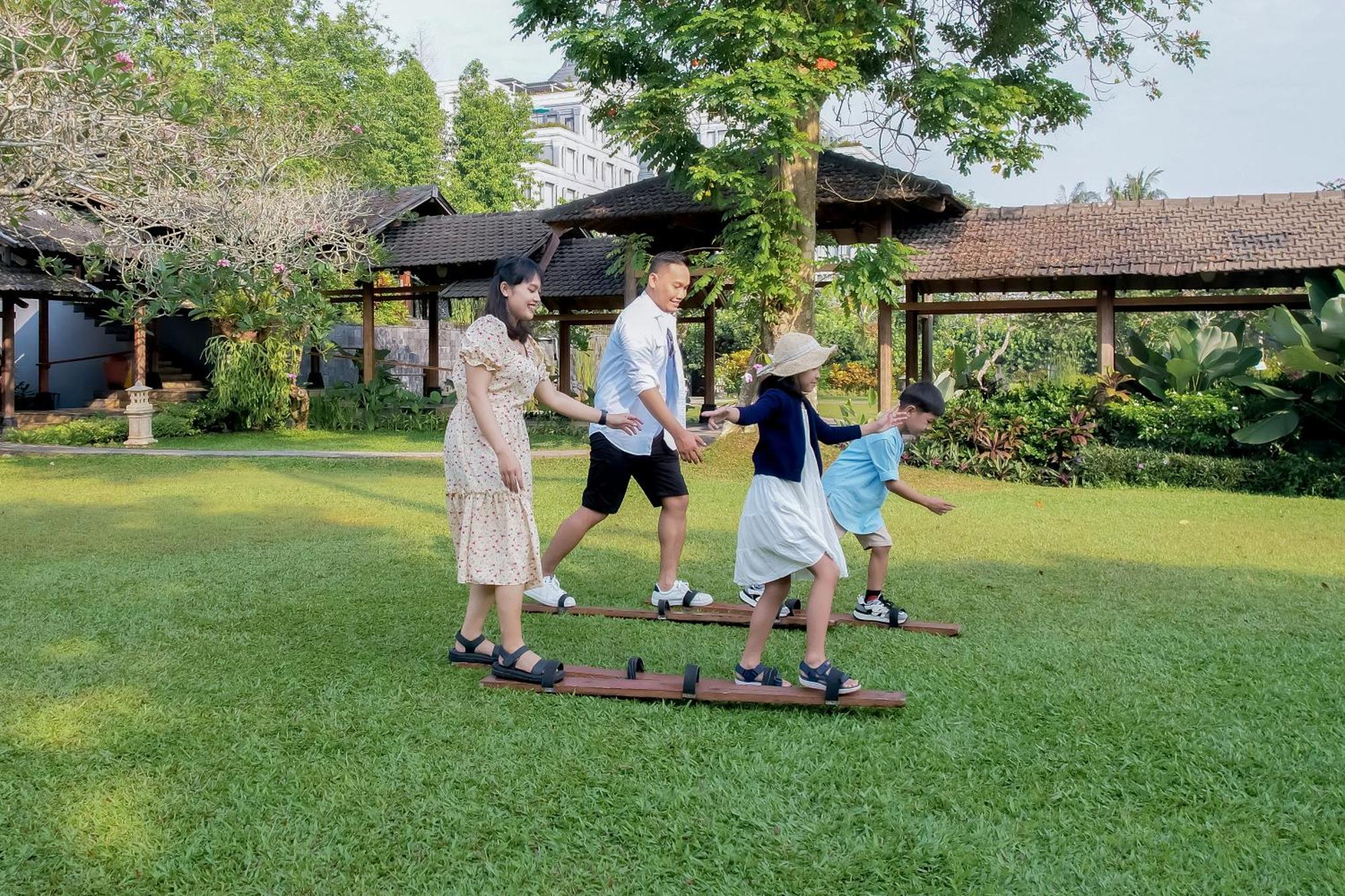 Hyatt Regency Yogyakarta Hotell Sleman  Exteriör bild A family playing the game